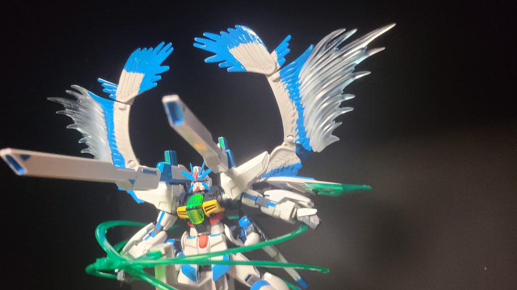 こちらがサテライト砲撃バージョンです。こっちはスピードを上げない代わりに光輪で機体全体を防御出来るので並半可な攻撃だと一切止められない状態で放てます。ツインサテライト特有の肩カメラもエネルギー循環から供給出来る感じにしてるので、火力は上がっている(想定です)。