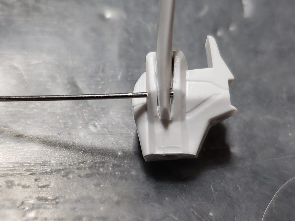 脚部、主翼の可動加工です。とは言えあまり上等な事は出来ないので😅デザインナイフで切り取り、可動時の軸位置を決めてバイスでホリホリ🌀真鍮棒を差し込んで、確認と微調整で完了です🎵変形の都合上、足首も回転出来る様にアンクルガードを1度切り離し、足首部の軸を削ったりして頑張りました💦