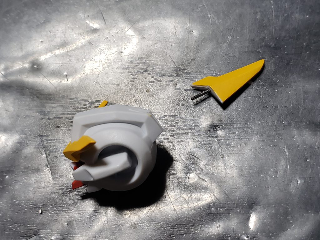 後頭部アンテナも、最初は背部のアーマーを削り穴を開けよをかと思ったのですが…面倒過ぎて諦めました😢アンテナ自体に軸を付け、後頭部とアーマーに穴を開ければ済む事です❗😤