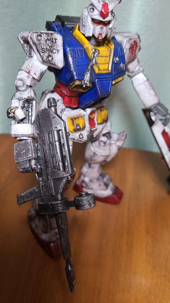 スポンジチッピングで錆び、汚れ、塗装剥げなど表現。複数の色で適当にポンポンしていくと段々それらしくなって楽しいですね。