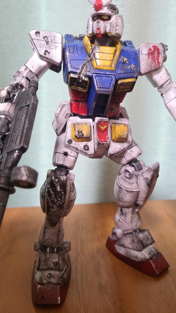 斬り傷はヤスリ、弾痕はドリルで削ってパテで周りを盛りました。