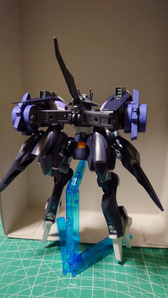 背面ジョイントも30MMですが、干渉するところが多いため部分的に削ったり調整しています。既存のファラクトユニットは腰に配置変更しています。