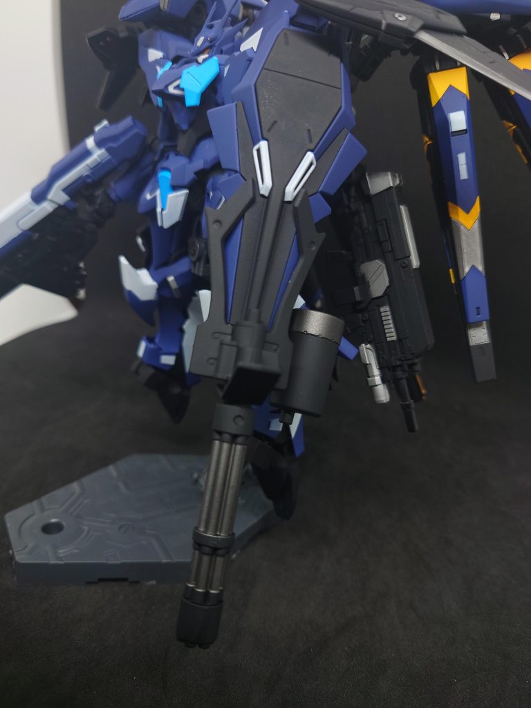 着脱可能ビーム・ガトリングガンシナンジュ・スタインのシールドを使い、グフ・カスタムのシールドガトリング砲をそのまま装着