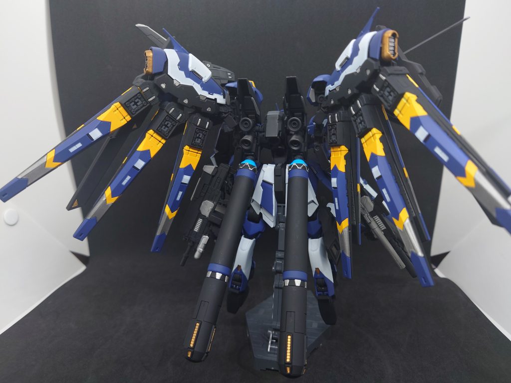 背部オメガユニットRG Hi-νのファンネルコンテナ、プロペラント・タンクをシナンジュ・スタインのスラスター横に装着ファラクトのバックパックに接続しているのでこちらも取り外し可能