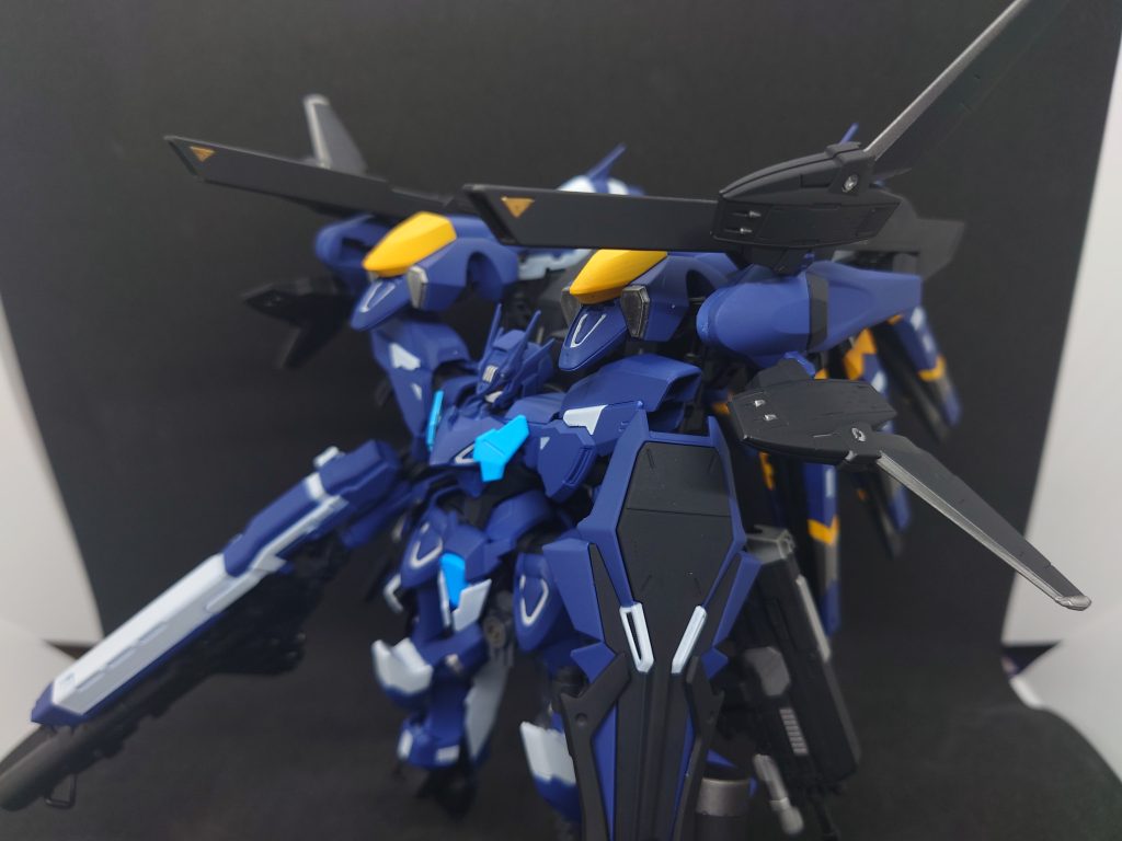 ツインサテライトキャノンことハイパーメガ粒子砲HGAW DXのツインサテライトキャノンを使用撃つ時はこの体制で。横のウィングが放熱板の代わりを担います(たぶん)