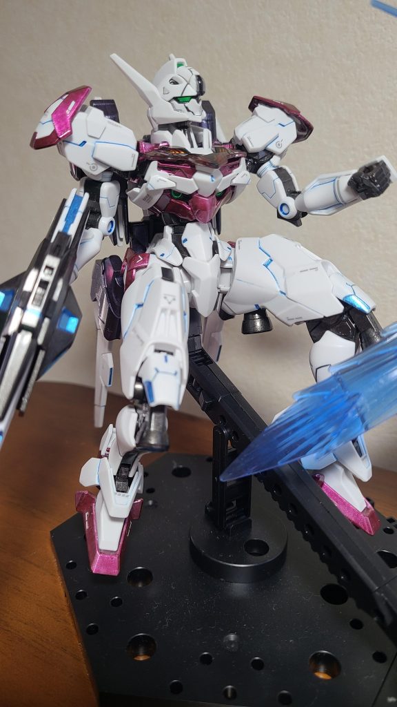 改造前のルブリスです。紫は筆塗りキャンディ塗装、メタリックブルーでスミイレ。最後は追加武装をパージしてほぼルブリス状態でプロスペラと対峙して欲しいので、元の紫部分は残したまま、追加武装を青色にしました。