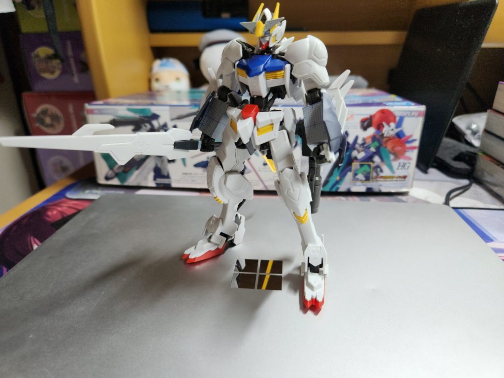 この時点では腕をグレイズ系統のような角張った形状にしようと考えたのですがあまり上手くいかずにボツになりました。