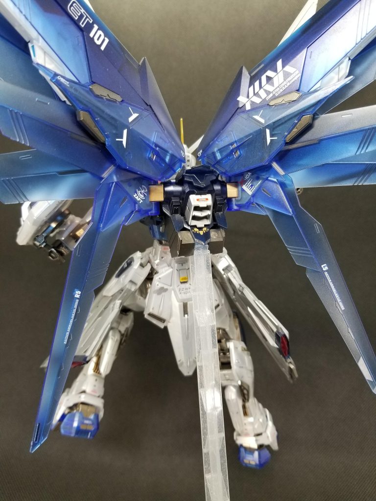 バックショット。全塗装なのでもちろんクリアーパーツも塗装。赤と青のパーツにはクリアーシルバー、黄色にはクリアーゴールドを吹いて下地を生かした仕上げになってます👍