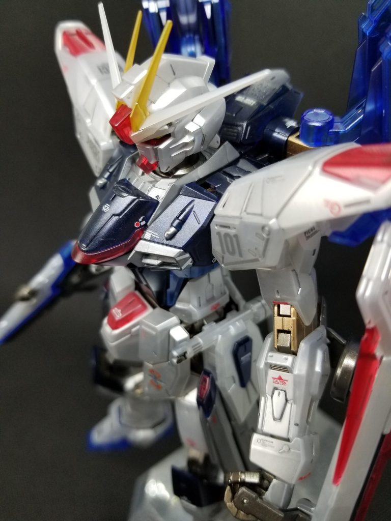 一部ヒジ間接とビームライフルの塗り分けにはクレオスのスーパーゴールド2を使用しました。