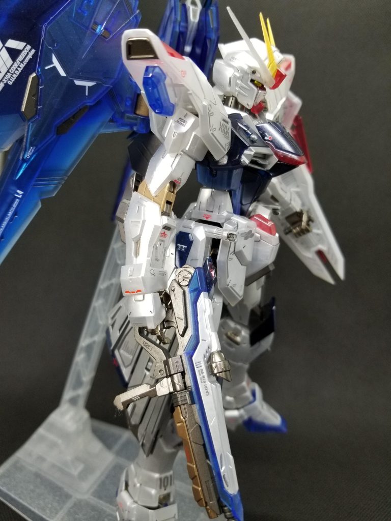 サイドショット①。ホワイト部は全てパールシルバーを吹き、ビームライフル他内部パーツにはオリジナルメタリックを。ガンマカEXのヘビーガンメタルがとても大好きと公言してまして、これまでの作品にも必ず使用してるんですが、何せコスパが…😅スグナクナルノヨということでどうにかこの色を作れないかと模索し、たどり着いたのがこのメタリックです。ガイアのスターブライトアイアンにクレオスのスーパーゴールド2を少量入れたものになります。もうスペアボトル大にストレートで目一杯作ってありますっ😁