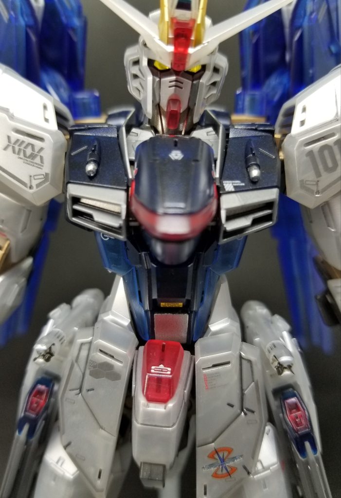 バストアップショット。フェイス部もシールを使用してのストレート組み。仕様としてはキラ仕様ではなく、ロールアウトして間もないザフト機って感じですかね~