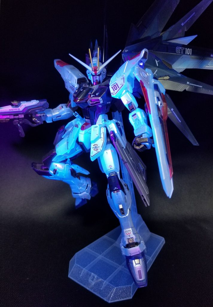 何だろう、写真じゃわかりづらいですがめっちゃキレイに光るんです。成型色に発光成分入ってるんでしょうか?