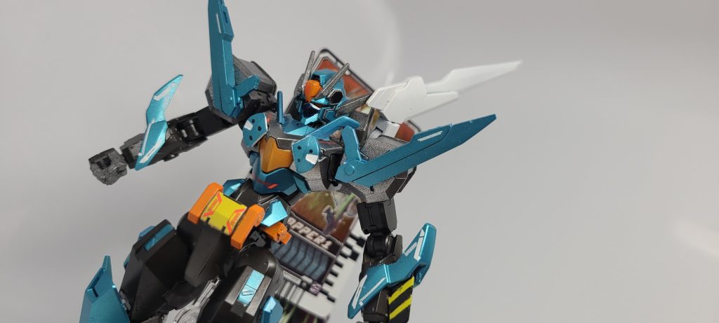 首のマントはトランジェントの背部パーツを使用してマントに見立ててみました。当初はティッシュを加工してほんとにマントにしてみようと思ったんですが各パーツのトゲトゲ感が損なわれちゃうからいっそパーツでマント再現もありかも、、、？