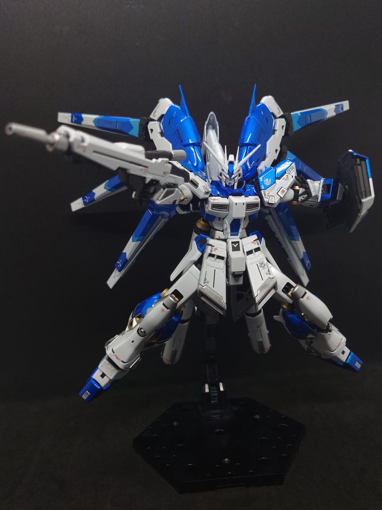 RG Hi-νガンダム(3Cキャンデー+3Cパール仕上げ)白のパーツは黒サフ→白→パール→トップコート(艶あり)青のパーツは黒サフ→シルバー→カラークリアー(ブルー)→トップコート(艶あり)ゴールドの部分とシルバーの部分は黒サフの上にそのままゴールドとシルバーを塗装しトップコートは艶消しを選択。