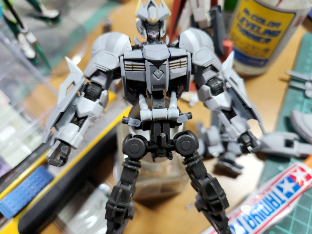 そのあとは1度サフを吹いた後、ガンダムフレームに改造を加えました。今回はお腹のシリンダー作成をしたかったのでホビージャパン等参考に作成しました。