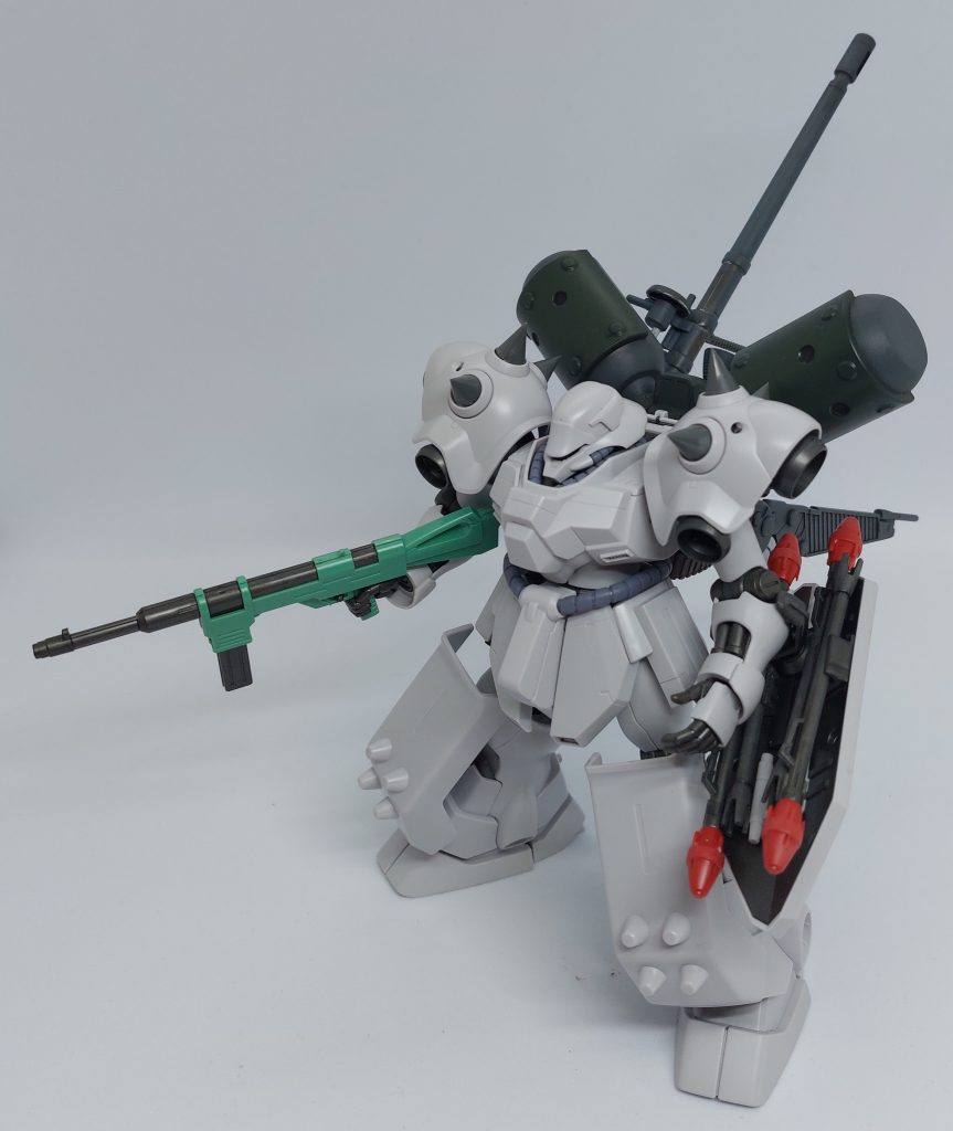 元キットは1/144サイコ・ドーガです。サイコミュ・システムをオミットしたダウングレード版という独自設定のため、製作当初からファンネル装着部分にスパイクを取り付ける方向で改造しました。