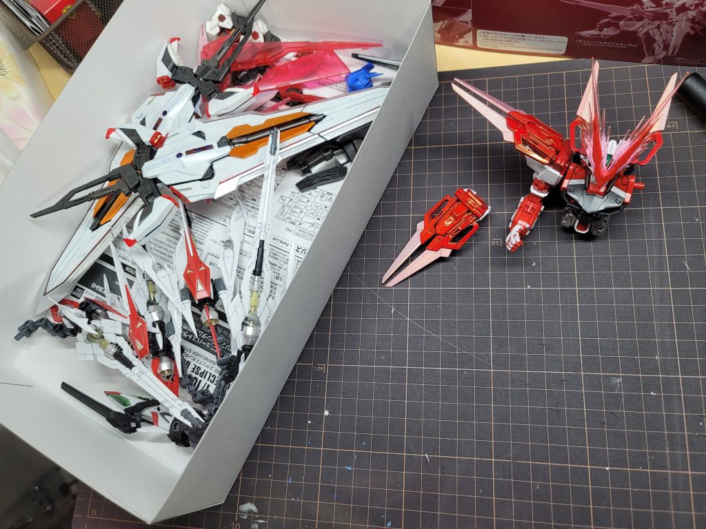 塗り分けは、レッドドラゴンとドラゴニクスの基調を参考にしました。タクティカルアームズは、ブルーフレームセカンドLを一体持っていたので、ターンレッドではなく、セカンドL買い増しで全塗装しました。ドラグーンの刃先は、ドライグヘッドとの親和性を考えてトランザムホロレッドです。色味って、大事だなと思ったのが、ショルダーアーマー部のソードドラグーン。赤くすると、蟹の爪にしか見えないのは、私だけ!?