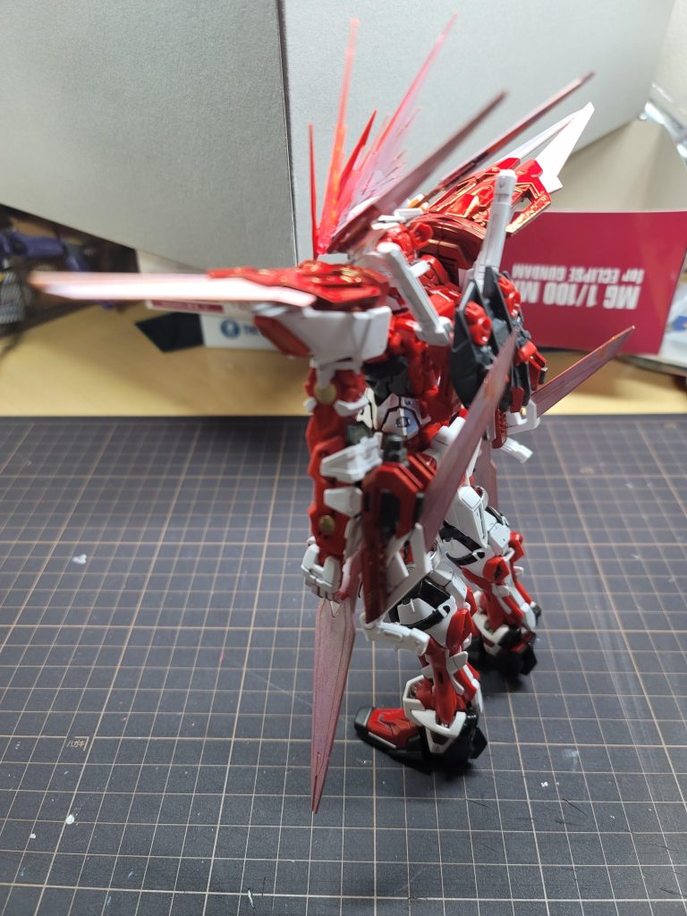 アストレイ本体背面は、無改造。フライトユニットの中央バーニア部にブルーフレームDのマウントパーツを貼付て、マニューバストライカーを組付てます。爪先と踵のアーマーシュナイダーは、セカンドLから取付。先端の多いシルエットなので、こちらをチョイスしました。タクティカルアームズのマウントパーツは、アームを介して、フライトユニットの3mm部に取付ました。