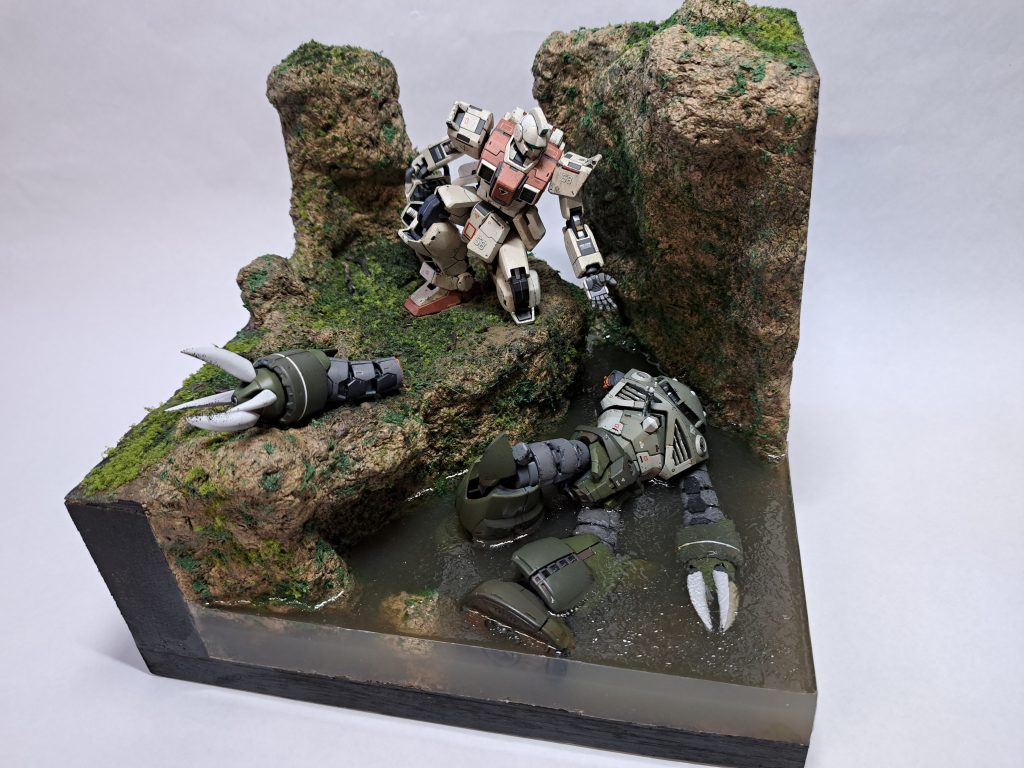 今回はレジンを使用した水景表現に挑戦しました。おそれていた熱による被害は少なく、今まで使用していたリアリスティックウォーター等よりヒケが少ない分扱い易かったので、今後も活用していこうと思います。