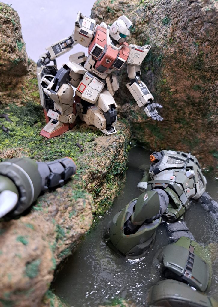 ズゴックはただ転がしてるだけだといまいちヤられました感がなかったので、涙をこらえて右腕を電熱線カッターで切り落とし、断面を蛍光オレンジで塗りました。切り落とした腕はその辺に転がしたのですが、ちょっとわざとらし過ぎたでしょうか…