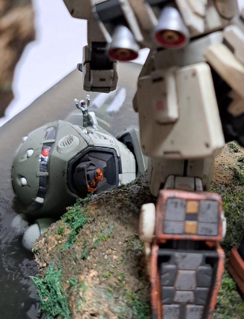 1/144のフィギュアを切り貼りして塗り分けるのは地味にしんどかったです。また、ジムは当初ヒザ立ちさせるつもりじゃなかったので、足裏の肉抜穴は無加工のまま残ってしまいました。けっこう目立つので後悔…