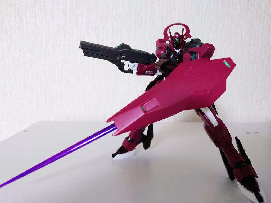 ジェターク社が開発していた新型にGAND技術を導入して完成した機体がガンダムシュバルゼッテであったのに対し、正統にジェターク社の技術を発展させて造られたものがこの機体。前世代機のダリルバルデと比較してドローンの管制可能機数が倍以上になり格闘戦能力も向上している。特徴的な頭部モニターは新開発のセンサー技術によるもの。…という設定。機体名はジャイオーンから拝借。GAEONからGを除いてアイオーンとしました、…ガンダムではないので。