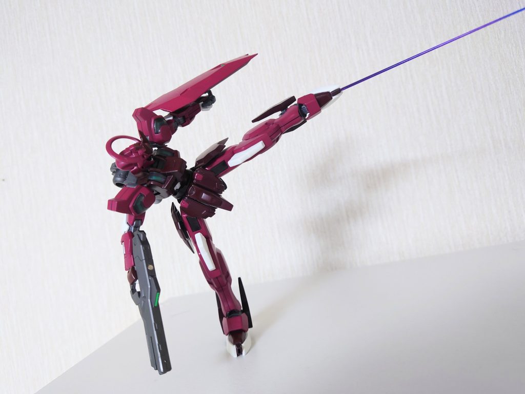 足もシュバルゼッテのままですが、つま先だけジャイオーンのものに変えてます。改造してビームサーベル追加。