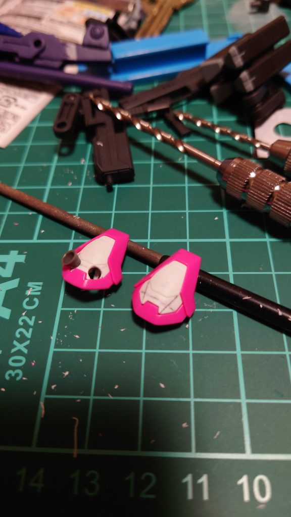 アーマードコアの機体から発想を得て、肩にバーニアを追加しました。これで横への機動力が上がり、姿勢制御も向上できるはず!穴は3mmを開けました。凹凸を削らないように、何度も線を書き直して穴を作りましたがギリギリ...