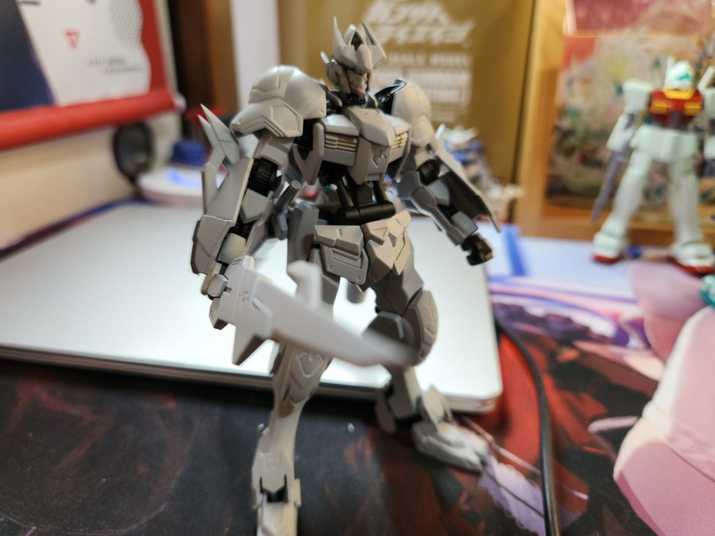 塗装前の段階でこんな感じになりました。先にガンダムフレームは塗装を済ませた段階でしたのでSEEDのPS装甲みたいな感じになってます。今回はガンダムフレームの部分塗装は細かくはやらず、あくまで劇中で塗られている部分をベースに塗りました。デカールも多くは貼らず、シンプルめに仕上げました。以上が制作過程になります。ガンダムフレームはいじればいじるほど面白みが出るスルメキットだと思うので、今度作る機会があれば他のシリンダー部分弄ってみたいな、なんて撮影中に思いました。今回はこれで以上となります！また近いうちに作品を上げるのでぜひ見て行ってください！ここまで見て頂きありがとうございました！