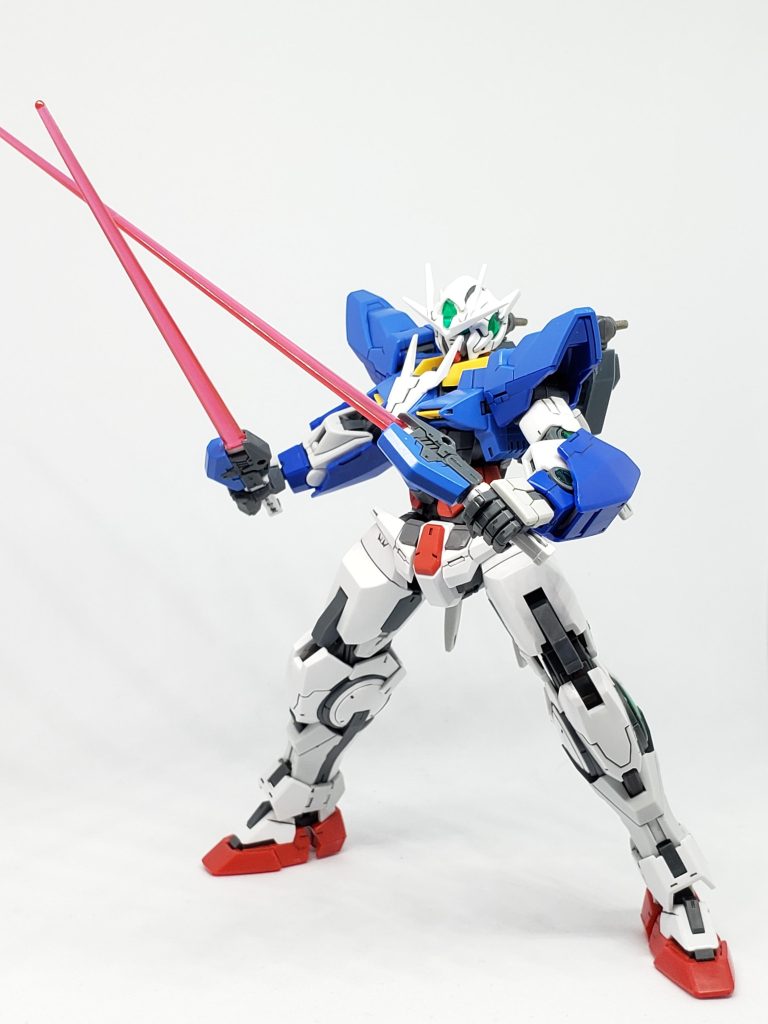 大半のパーツはエグゾートに使ってしまったので、武器や装備の貧弱感は否めませんが😥支援機としては、十分だと考えております😖武装はエクシアのGNロングソード・ショートソードを改造し背部にマウントされた一組のGNビームバルカン兼、ビームサーベルです。