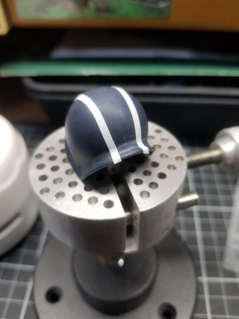 これは左肩のスジ掘り前の写真。これだけ曲面だと普通のスジ掘りガイドではできないので、曲面用のマスキングテープで応用して作業しました。何しろテープなのであまりに力入れるとテープごとザックリいっちゃうのでかなり慎重にやりましたね~😅こうゆう場所のスジ掘りをもっとうまくやる方法、誰かご存知ありませんかね?💦