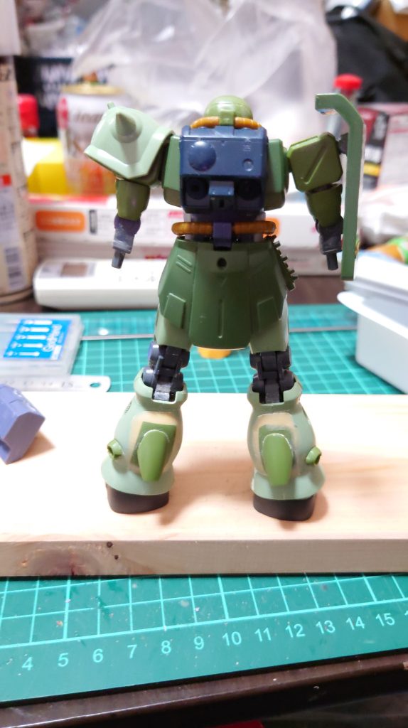 エポパテで繋ぎ目と隙間を埋めます。結構強引です。(笑)