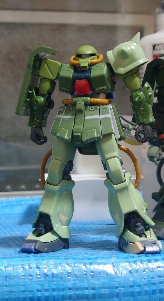 腰周りの改造です。フロントスカートを内側・外側切り離して、それぞれ延長…したのですが、取り付け方法が定まっておらず、迷走していますね(笑)また、F2の太腿はこんな感じで、FZに使用するにはボリュームがイマイチでした。(あくまで私の好み的に、です。)