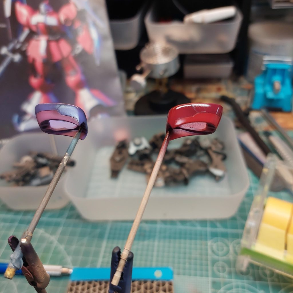 実は下塗りで紫、その上からクリアレッドを吹き付けて赤紫を意識してあるのですが写真だと少し分かりにくいですね💦