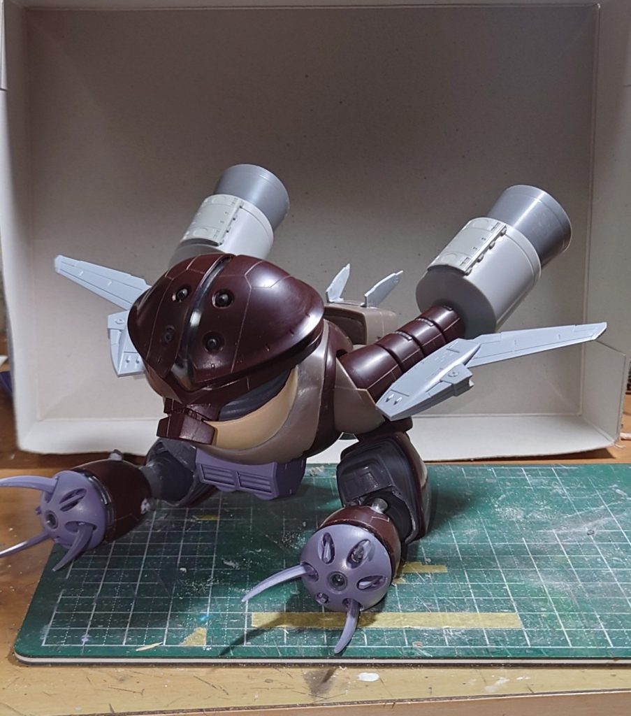 今回も仮組みを繰り返し、この形に辿り着いたものの、やっぱり抜け雀にしか見えない(笑)いや、笑ってる場合じゃなく、とにかく『イロモノ』で終わらせないためにスジ彫りやデカールでディテールアップを頑張りました。サムネ詐欺とは言わないで〜(笑)