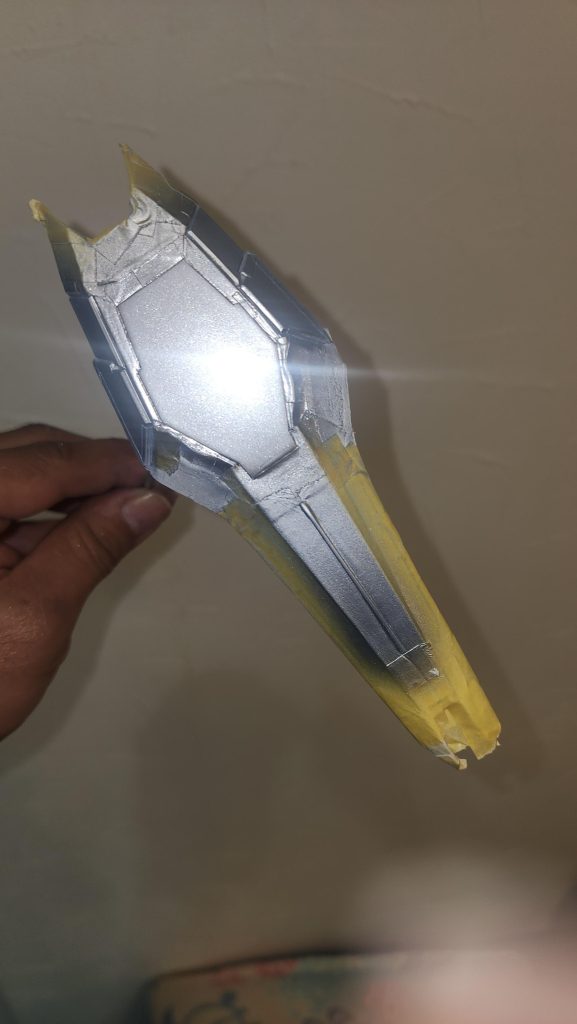 マスキングして塗ってその上にまたマスキングしてなので全部塗り終わってから一気に全てを剥がした時のはみ出しを見つけた時は何度も泣きそうに成りました