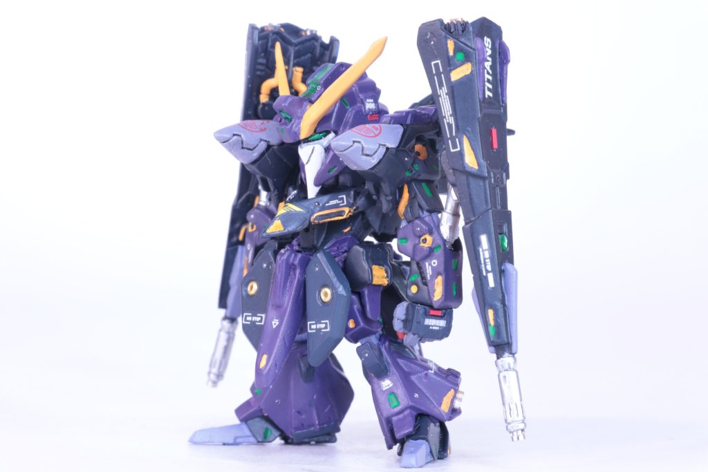 カラーリングも相まって、ガンダムの世界というより、スパロボに出る敵やライバル機みたいな感じになった気がします