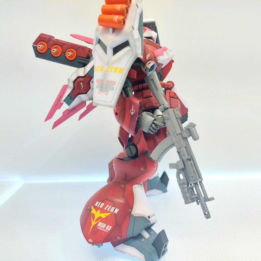 基本的にファンネルでの攻撃をメインにしているためビームアサルト小型グレネード付きがメインウェポンとなっている。バックパックの両サイドに取り付けてあるアーム式有線ビットは小型ビームアクスにもなるが基本的に背面のセンサーとしての機能がメインである。