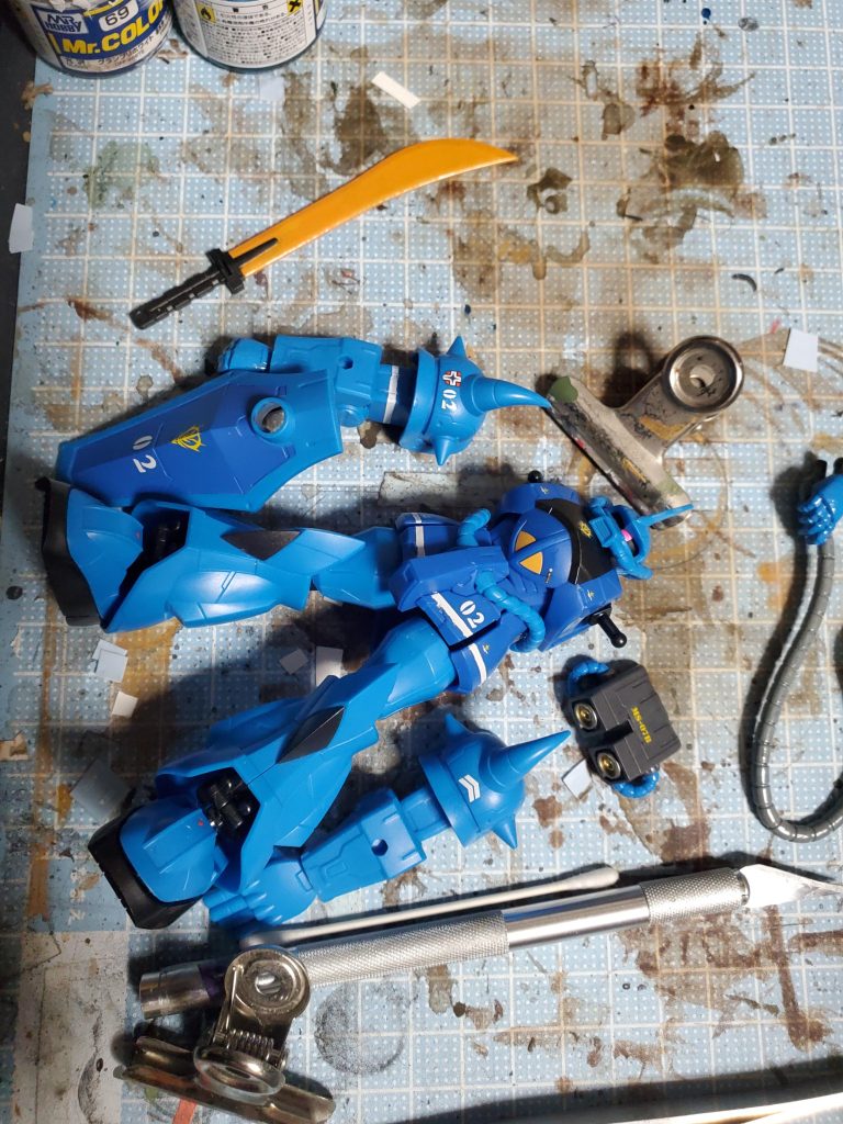 マスキング貼ってライン引いて手持ちデカール貼り