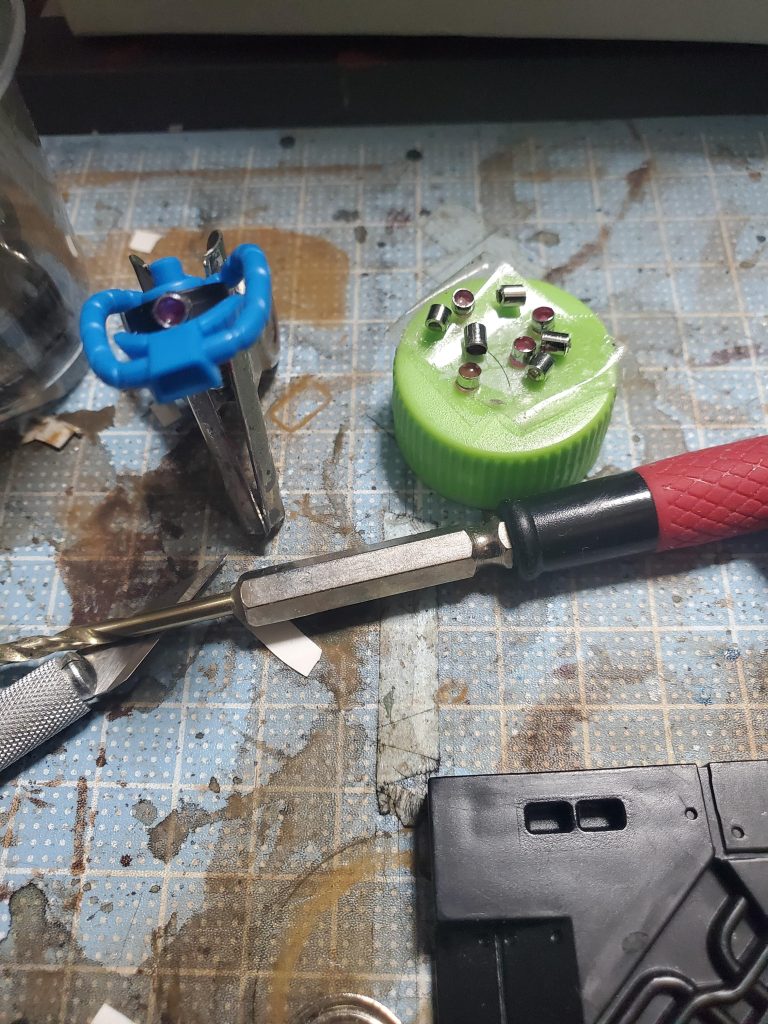 100均製品でなんちゃってメタルパーツ風モノアイ