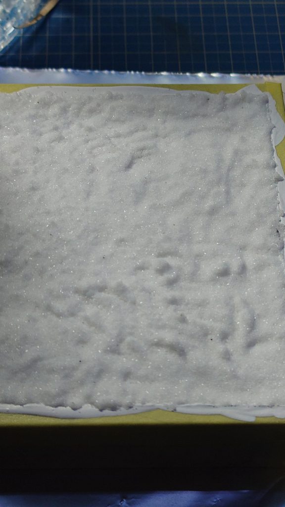 雪素材は、スノーパウダーと言う大理石の粉末を使用しています。水溶きボンドとスノーパウダーを混ぜて、塗りたくってます。乾いた雪を表現したかったので、ボンドは少なめにしています。作ってる最中の写真を撮りわすれたので、このくらいしかありませんでした。。。最後までご覧いただきありがとうございます。