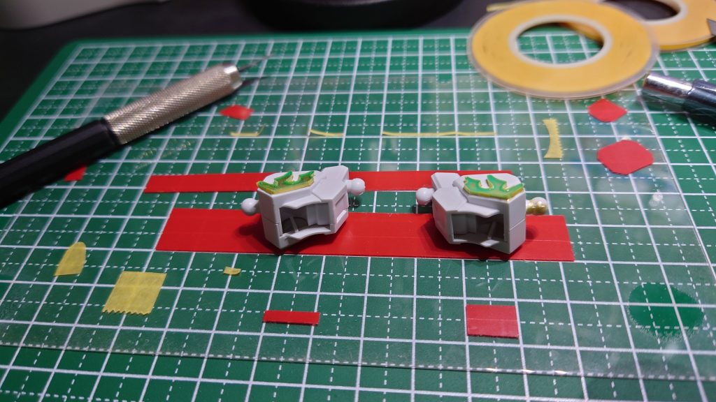 肩パーツの模様の部分です。白部分はつや消し、模様はつや有にしたかったので1mmのマスキングでクッキー型を作り、上からマスキングゾルを爪楊枝でちょい乗せ。こちらは塗装後の剝がしもするっと取れて気持ち良かったです