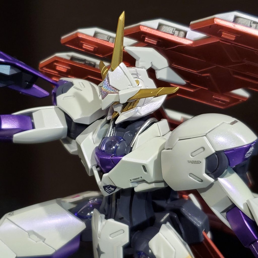 ガンダムヘッドは端白星をメインに採用。ミカエリスの顔面をナイトのバイザーに見立てて装着、アンテナも回してタテガミっぽく移植しました!マスクの中にはガンダムフェイスがあった、みたいな設定です。これ閃いた時、ニュータイプの音が頭の中で鳴りました(笑)ちなみに元顔面のカメラアイのところはガンダムマーカーのトランザムホロレッドです!