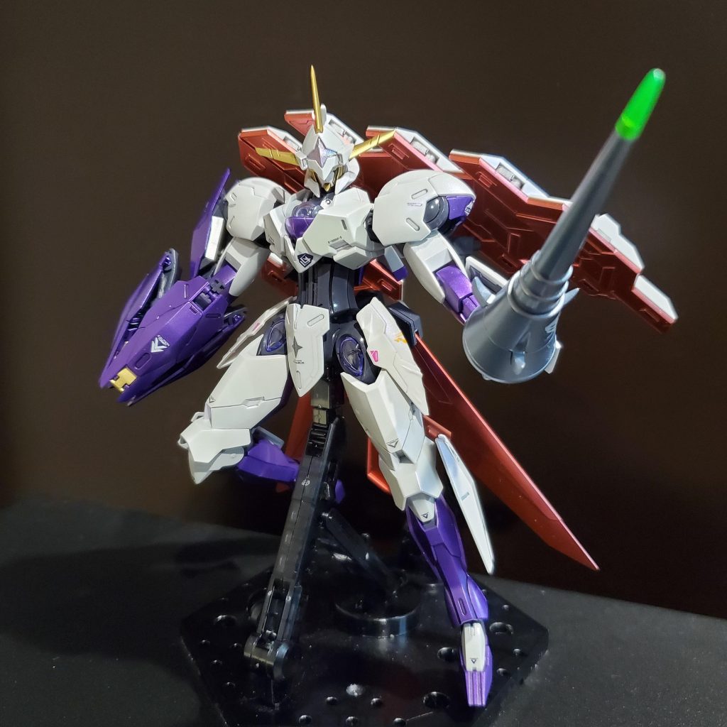 テーマは、『ナイトガンダム風』。新旧ナイトガンダムのパーツを少し拝借しつつ、ガンダムフェイス化とマント風のバックパック+αでまとめてみました!白部分はパールホワイトにクリスタルカラーの紫を吹いてみましたが実物でないと伝わりませんねー(笑)