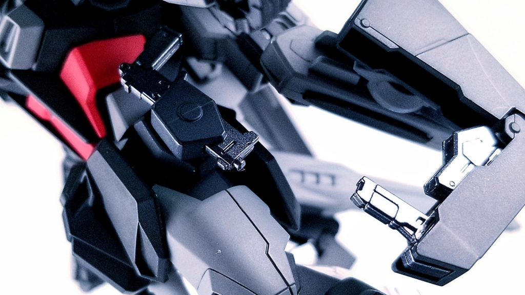 今回の製作に伴い、本体のサイドアーマーをクロスボーンガンダムのサイドアーマーに変更。ジャンクパーツを組み合わせ、ガンダムヴィダールのハンドガンを保持出来るホルスターを作りました。