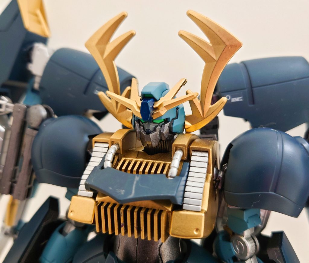 頭部。角が特徴的で、水星の魔女のガンダムルブリスウルを流用しております。