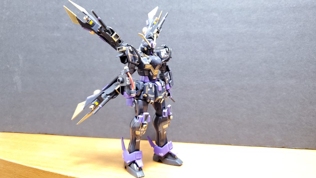 機体解説①:本機はザンスカール戦争末期からコロニー戦国時代にかけて数奇な運命を辿ることとなる…。木星帝国戦役においてキンケドウ・ナウとの戦闘で大破、漂流していた本機を難民船が回収し、さらにその難民船をザンスカール宇宙警備隊が拿捕。一時的にザンスカール所有となっていた。しかし、当時のMS技術からみてX2改の技術はすでに数世代前の技術であったためにまともに調査されることなく放置されていた。