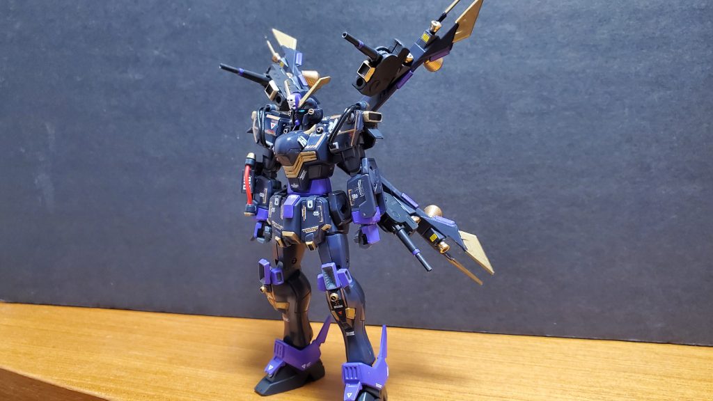 機体説明①:本機はベース機体と比べて一見変わりがない。しかし、内部メカはすべてVガンダムのパーツを組み換えて使用している。ただ、Vガンダムと本機は機体バランスが異なるため合体・変形機構をオミットする必要があった。また、外装は残骸が数欠片程度しかなかった。それらの残骸からインターバルAIにより復元し設計図を作成した。その設計図をもとに新しく採用されたカーボディニュウムで成型された。この、カーボディニュウムは剛性はそのままに、従来の装甲素材に比べて1/2の重量である。これにより機体の軽量化をはたした。