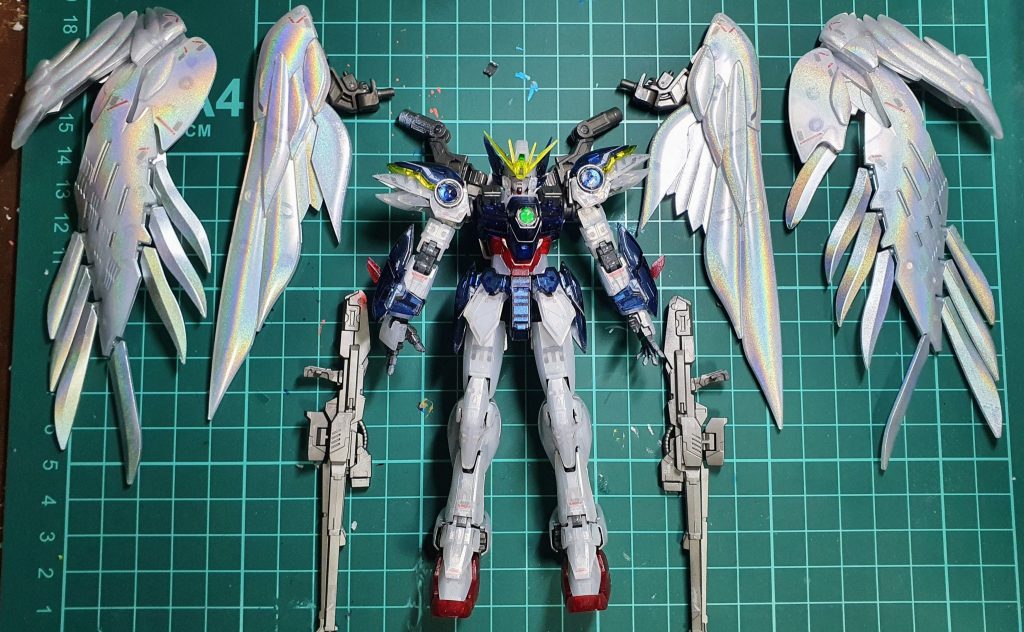 組み立て前です。（塗装が完了した段階でこれからトップコートをかけるところ）今回の作業は下記の通り。（ガンダムマーカー、モデラーマーカーはエアブラシシステム使用、その他は缶スプレー）ウイング：裏にガンダムマーカー シャインシルバー→表にガンダムマーカー ホロシルバー→先端にガンダムマーカー ホロブルーボディパーツ：裏にガンダムマーカー シャインシルバー武器：モデラーマーカー メタリックグレーデカール：付属のリアリスティックデカール（一部パーツのみ）最後に全身：クレオス 水性ホビーカラー ホワイトパール→Mr.スーパークリア光沢ホワイトパールのかかり具合がパーツごとに偏ってしまったため、単にホコリを被ったような見え方をするところは残念ですが、今の技術ということで妥協しました^^;最後まで見ていただき、ありがとうございました！
