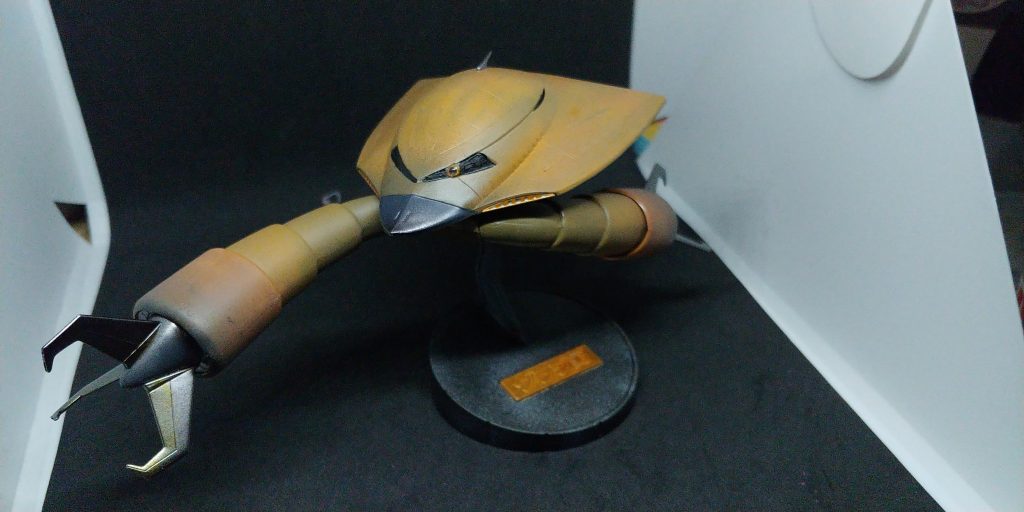 毛並みの感じを出してみたかったんですが、ガンダムマーカーエアブラシシステムでは細い吹きなど出来ず、縦の流れでランダムに3色の茶色~黄土色系とGグレーで濃淡を出し調整してみました。